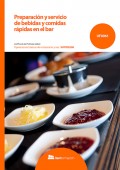 Preparación y servicio de bebidas y comidas rápidas en el bar.